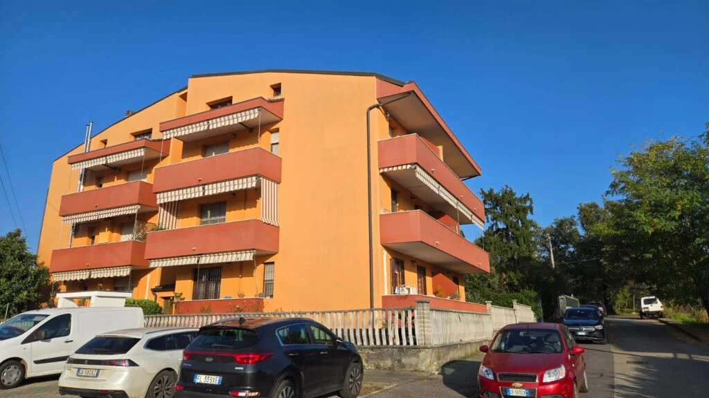 Villa indipendente con giardino — Zona Residenziale - Immagine 2