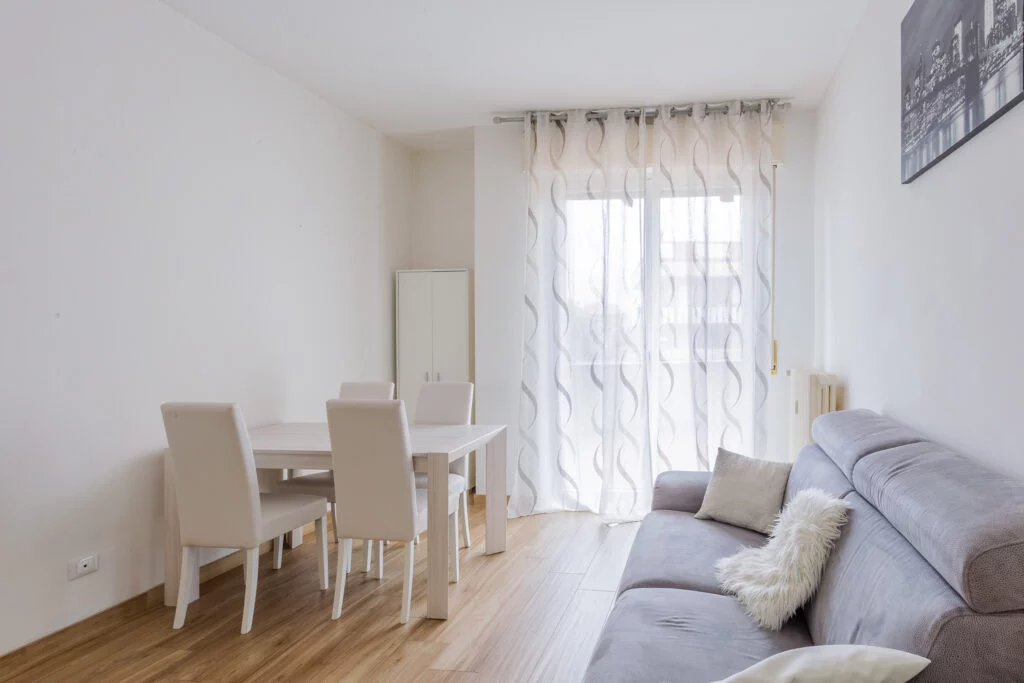 Bilocale luminoso con balcone — Pregnana Milanese - Immagine 3