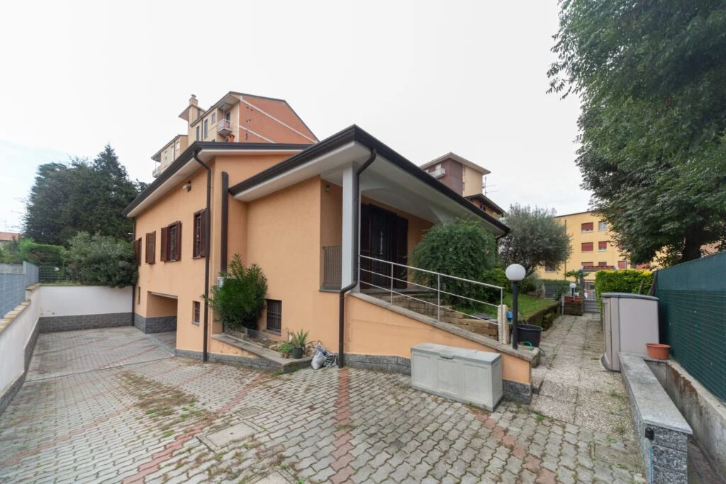 Porzione di Villa Bifamiliare a Garbagnate Milanese - Immagine 2